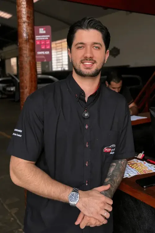 Lucas Santos, Gerente de Crescimento da PopCar Auto Center, na oficina em Assis