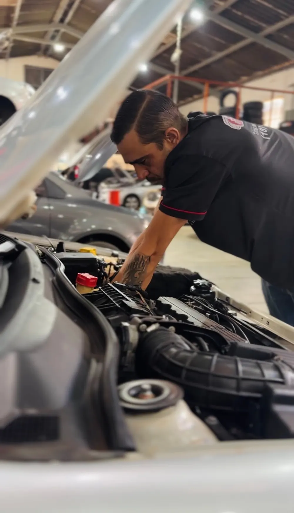 Mecânico da PopCar fazendo manutenção em carro na oficina em Assis